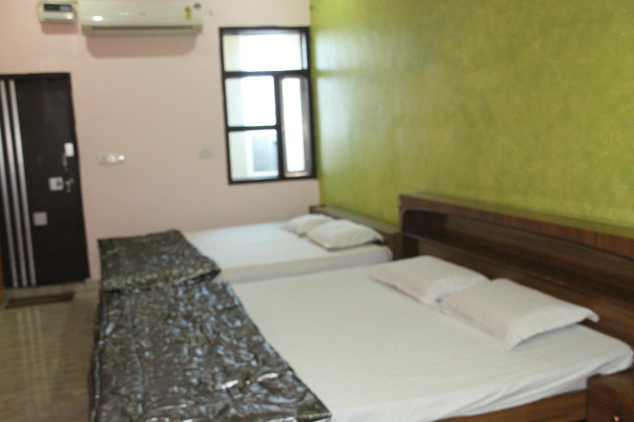 Hotel Vinayak Palace Mathura Exteriér fotografie